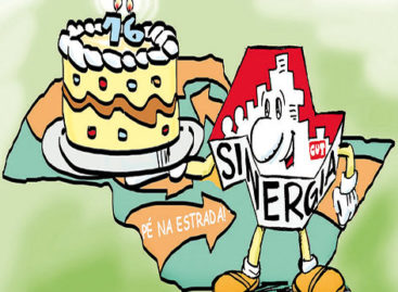 COM OS DOIS PÉS NA BASE