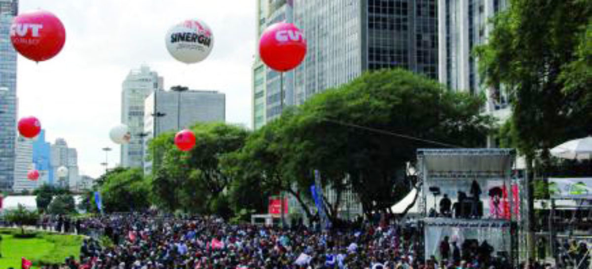 Milhares no Anhangabaú comemoram o Dia do Trabalhador: menos juros, mais trabalho decente