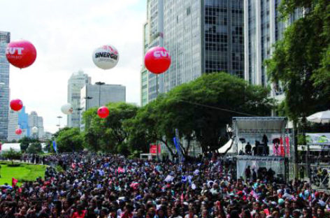 Milhares no Anhangabaú comemoram o Dia do Trabalhador: menos juros, mais trabalho decente