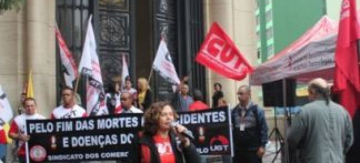 Em ato para lembrar o Dia Mundial em Memória das Vítimas de Acidentes de Trabalho, CUT cobra humanização das perícias médicas