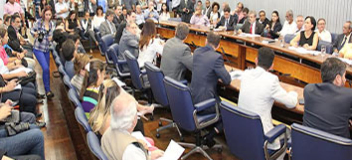 Presidente da Sabesp sai pelas portas do fundo da reunião da CI da Alesp