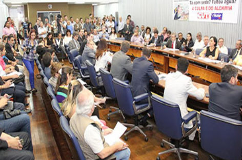 Presidente da Sabesp sai pelas portas do fundo da reunião da CI da Alesp