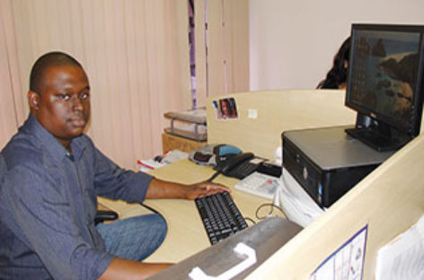 Trabalhador do Sinergia CUT recebe Diploma Zumbi dos Palmares