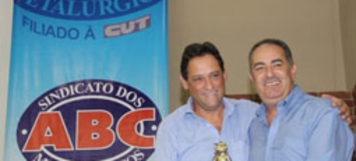 Presidente da CUT recebe prêmio João Ferrador durante festa de 53 anos do Sindicato dos Metalúrgicos