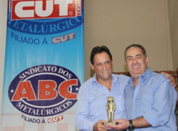 Presidente da CUT recebe prêmio João Ferrador durante festa de 53 anos do Sindicato dos Metalúrgicos