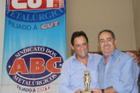 Presidente da CUT recebe prêmio João Ferrador durante festa de 53 anos do Sindicato dos Metalúrgicos