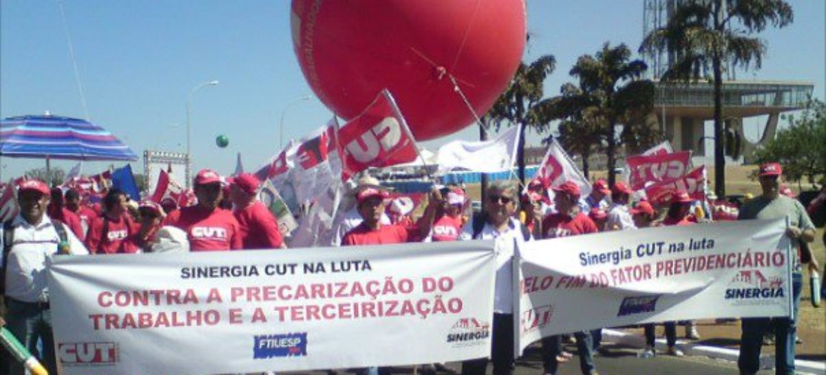 Mais de dez mil manifestantes ocupam a Esplanada pelos 10% do PIB, por combate à precarização e garantia de direitos