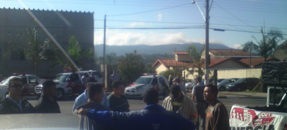 Trabalhadores protestam contra demissões na Elektro em Atibaia