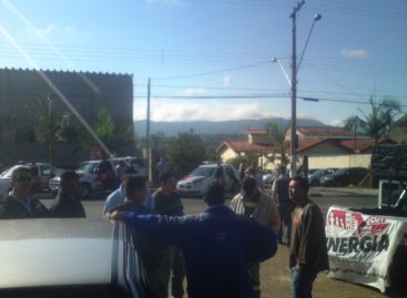 Trabalhadores protestam contra demissões na Elektro em Atibaia