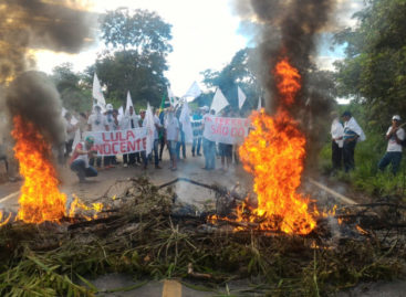 Movimentos sociais fazem atos contra a prisão de Lula na manhã desta quarta (11)