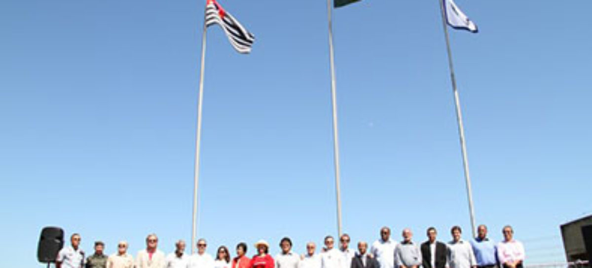 Andradina celebra conquista do ICMS hasteando Bandeira do município na usina Três Irmãos