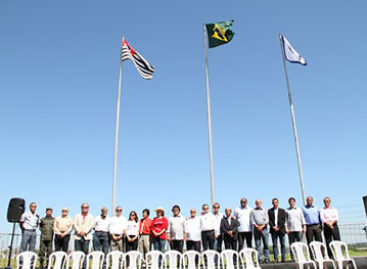 Andradina celebra conquista do ICMS hasteando Bandeira do município na usina Três Irmãos