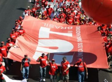 Macrossetor Comércio e Serviços: negociações conjuntas e nacionais são fundamentais para combater precarização