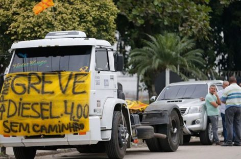Governo insiste em política de preços e sociedade desdenha de redução no diesel