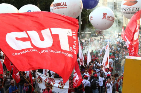 Em São Paulo, manifestantes protestam na frente do escritório da Presidência