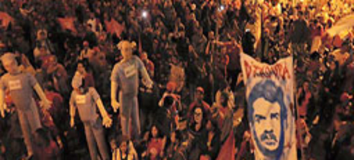 Marcha da democracia silencia panelaço