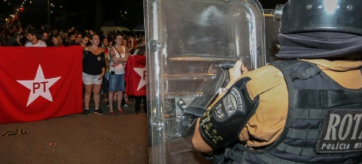 Bombas e balas de borracha são disparadas contra militantes em Curitiba