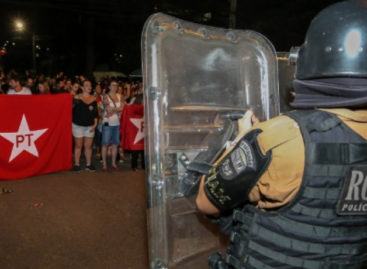Bombas e balas de borracha são disparadas contra militantes em Curitiba