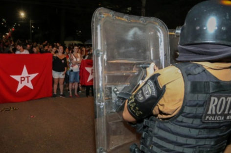 Bombas e balas de borracha são disparadas contra militantes em Curitiba