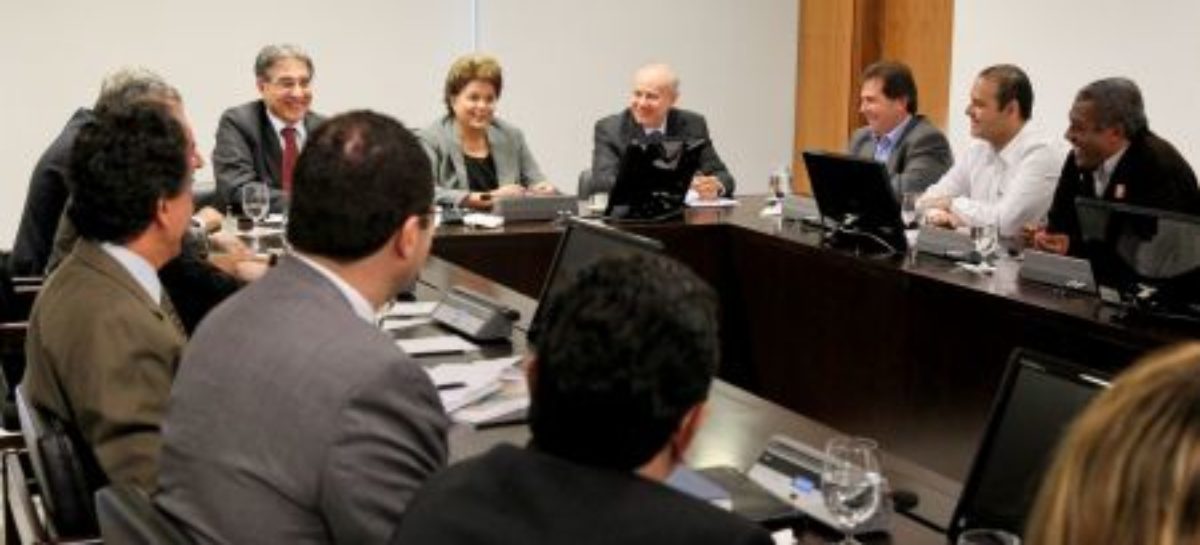 Dilma atende pedido da CUT e diz que governo vai debater política industrial com movimento sindical