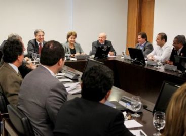 Dilma atende pedido da CUT e diz que governo vai debater política industrial com movimento sindical