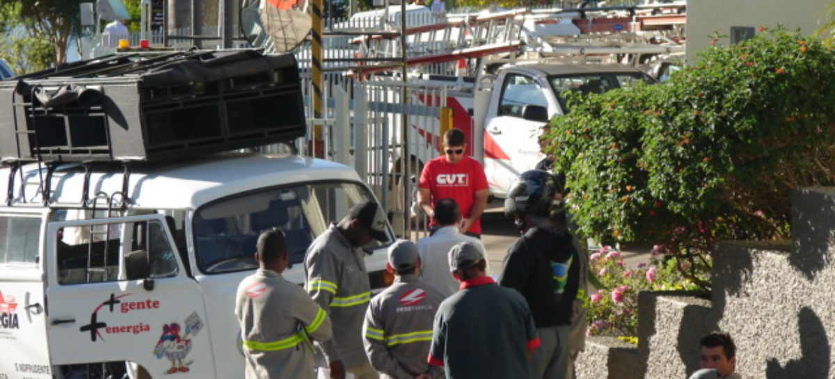 Sinergia CUT realiza protesto na Empresa Elétrica Bragantina
