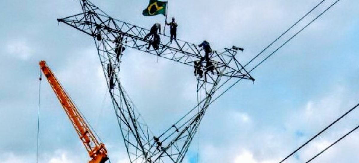 Trabalhadores transformam reparação de torres em ato contra privatização de Furnas