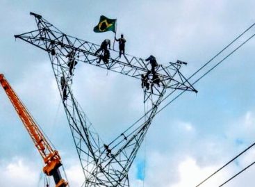 Trabalhadores transformam reparação de torres em ato contra privatização de Furnas