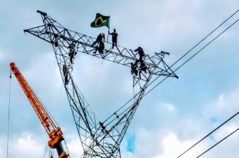 Trabalhadores transformam reparação de torres em ato contra privatização de Furnas