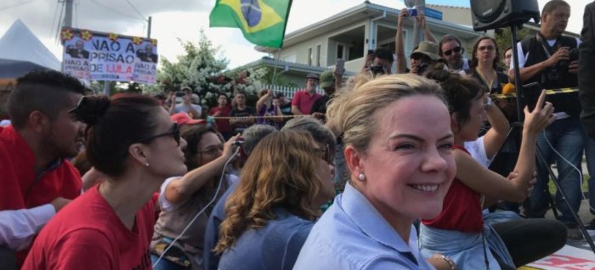 “Não sairemos daqui até Lula estar livre”, diz Gleisi Hoffmann