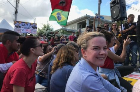 “Não sairemos daqui até Lula estar livre”, diz Gleisi Hoffmann
