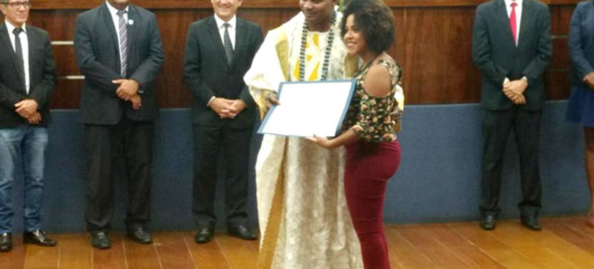 Trabalhadora do Sinergia CUT recebe “Diploma Zumbi dos Palmares”