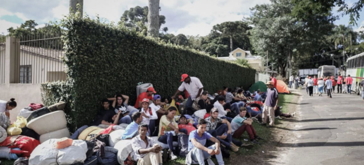 Violência policial não intimida militantes e caravanas começam chegar a Curitiba