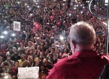 Na avenida Paulista, Lula grita ao povo: “Não vai ter golpe”