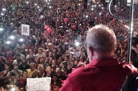 Na avenida Paulista, Lula grita ao povo: “Não vai ter golpe”