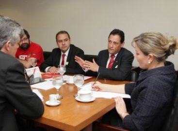 Ministra Gleisi e presidente do TST prometem ajudar pelo fim do imposto sindical