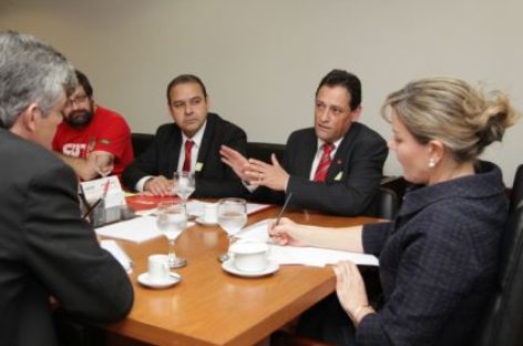 Ministra Gleisi e presidente do TST prometem ajudar pelo fim do imposto sindical
