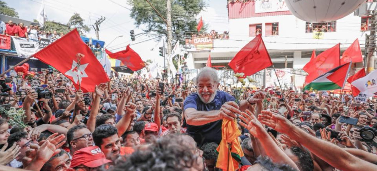 Lula sai nos braços do povo para cumprir decisão judicial