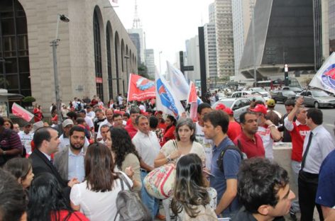 Em ato unificado na capital paulista, trabalhadores apontam que não falta dinheiro, mas responsabilidade aos empresários