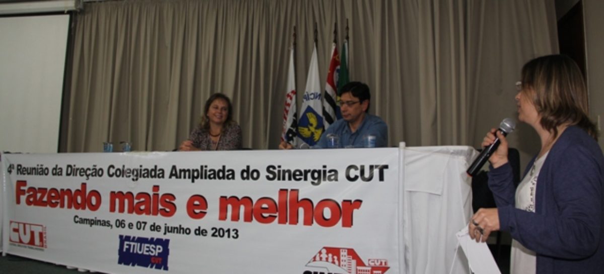 Dirigentes e trabalhadores participam de debate com Pochmann