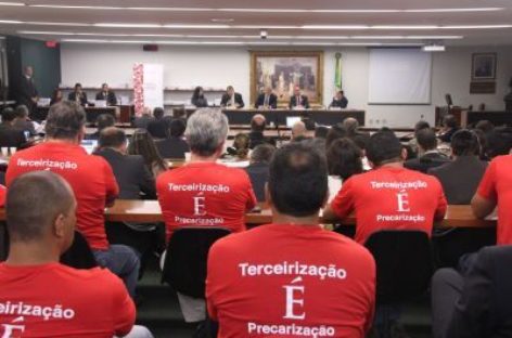 PL da terceirização é ataque ao trabalho decente, afirma presidente cutista